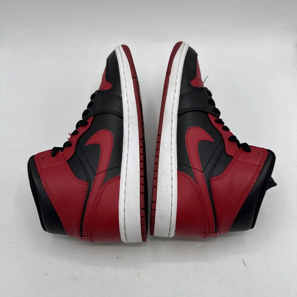 Jordan 1 Mid Mens 7.5 Banned Bred Black Red Bulls Retro 554724-074 Sneakers‎